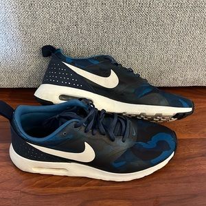 Men’s 9.5 Nike Airmax Tavas